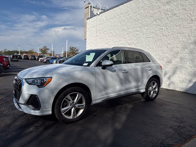 Used 2020 Audi Q3 2.0T Premium w/ Convenience Package AWD/4WD image 3