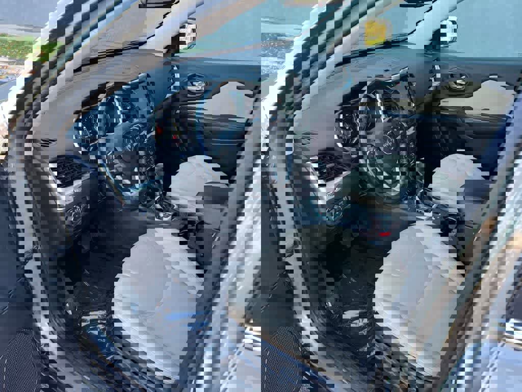 Used 2016 Jeep Cherokee Latitude w/ Cold Weather Group image 13