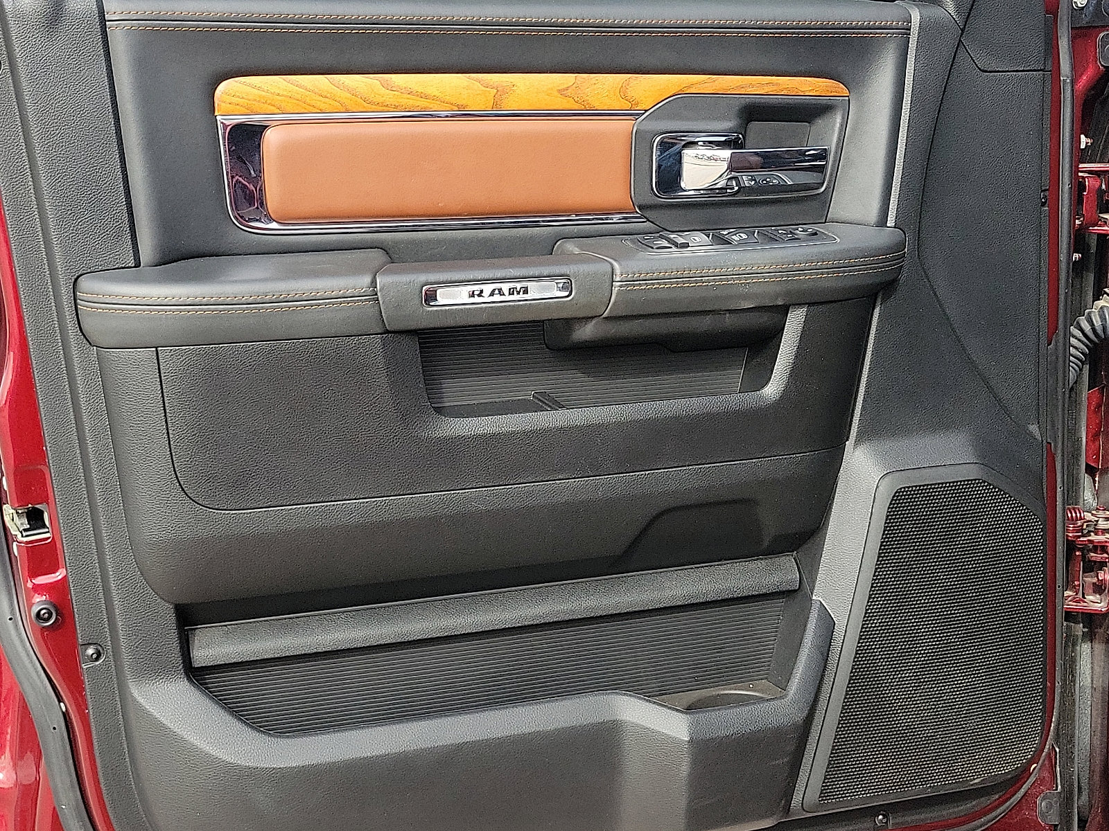 Used 2018 RAM 3500 Laramie Longhorn image 11