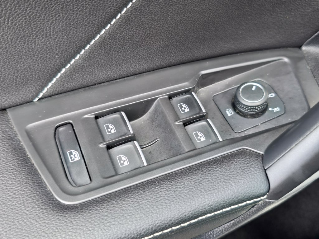 Used 2023 Volkswagen Tiguan SE w/ Panoramic Sunroof Package FWD image 24