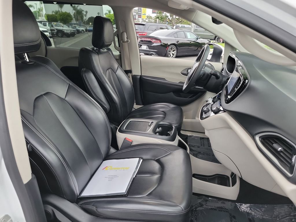Used 2023 Chrysler Pacifica Touring-L image 13