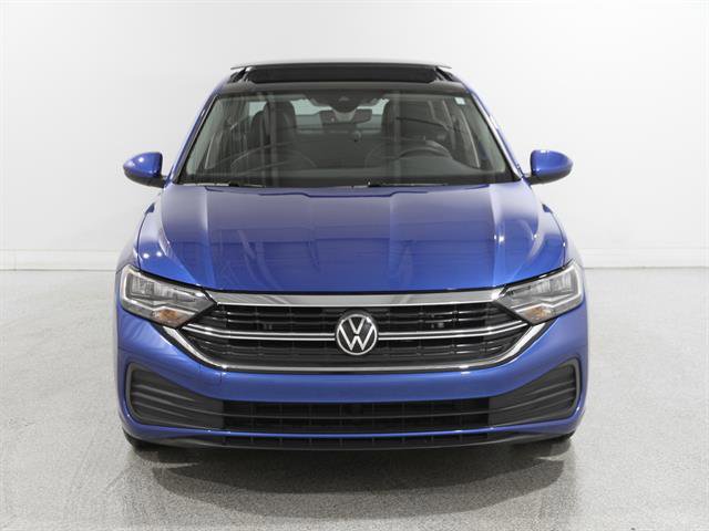 Certified 2023 Volkswagen Jetta SE w/ Panoramic Sunroof Package image 2