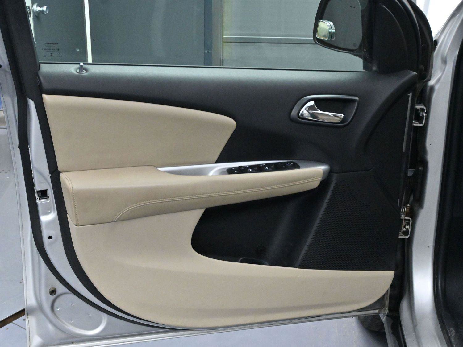 Used 2013 Dodge Journey SXT w/ Flexible Seating Group image 10