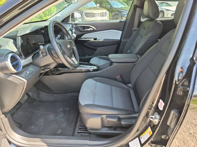 Used 2025 Chevrolet Trax LT w/ LT Convenience Package FWD image 24