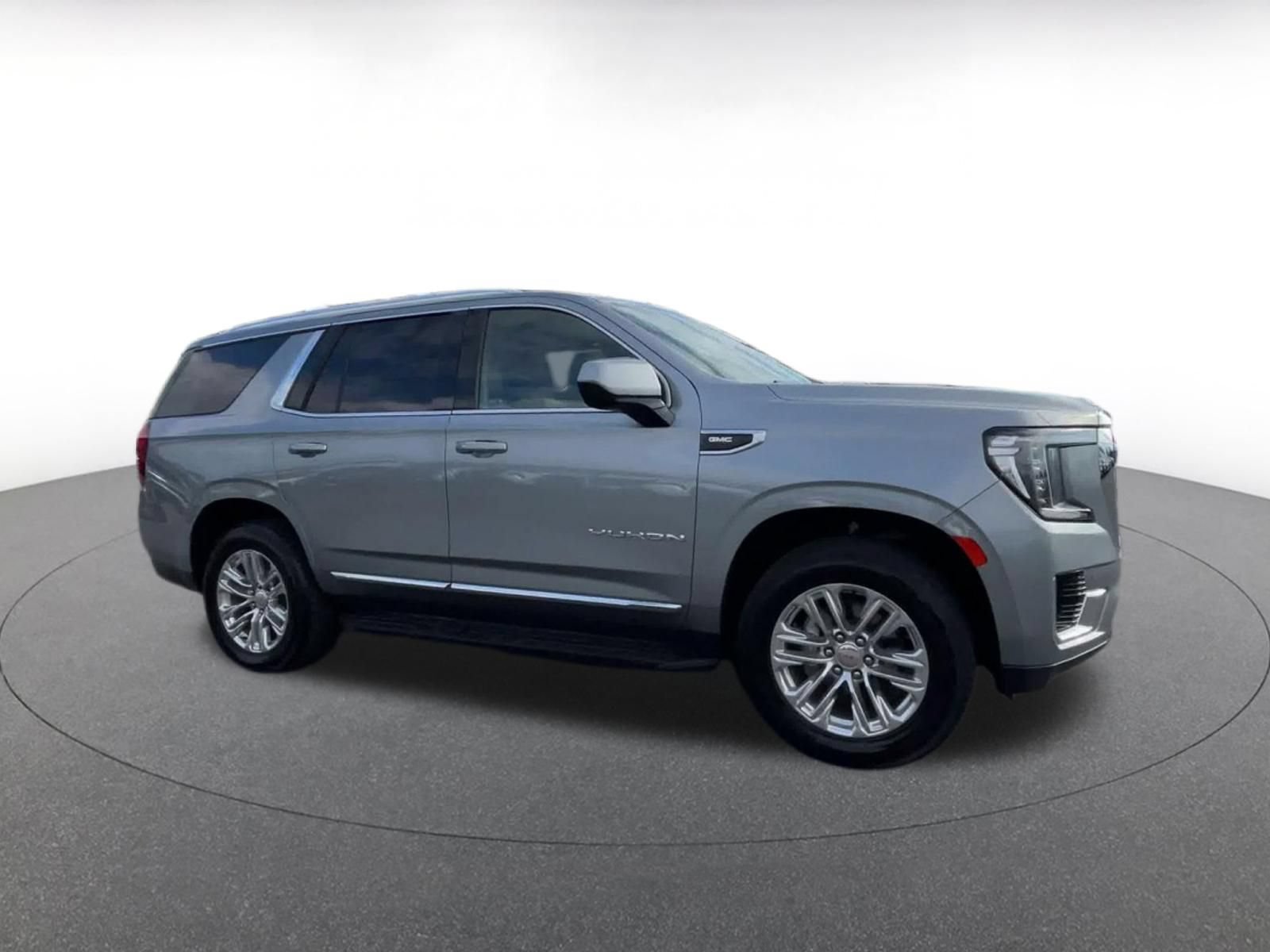 Used 2024 GMC Yukon SLT RWD image 2