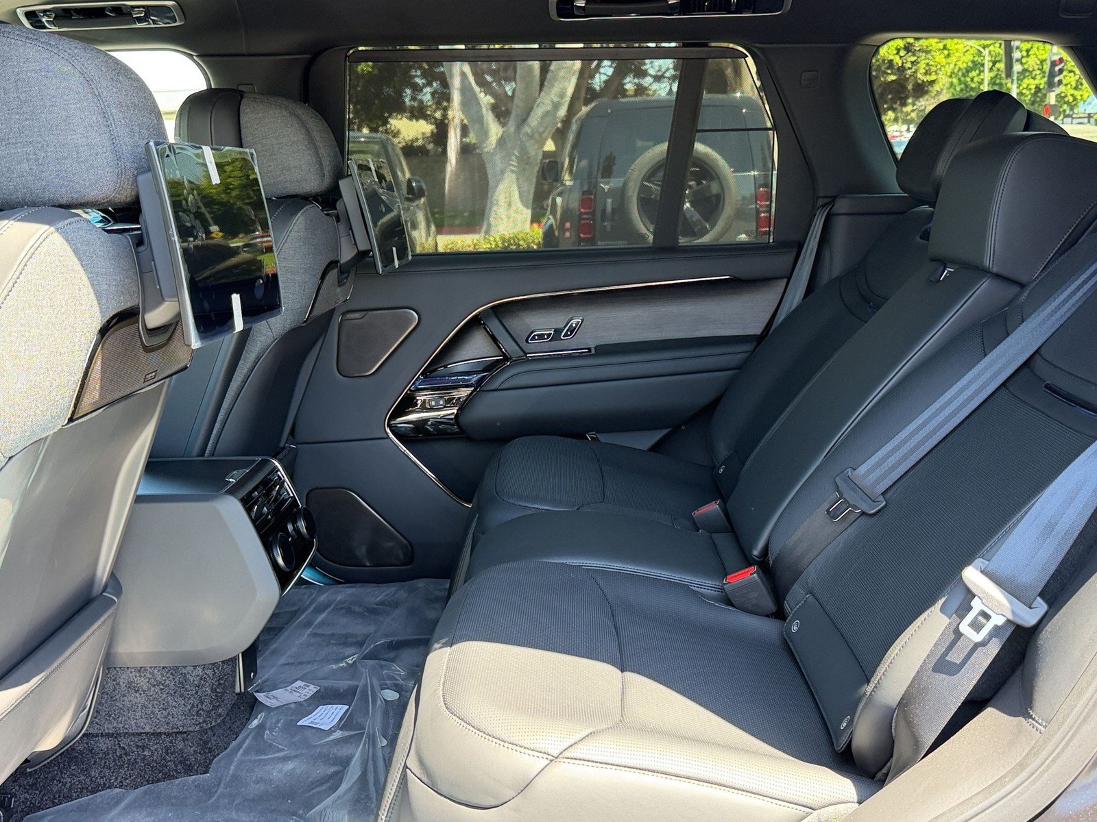 New 2026 Land Rover Range Rover SV AWD/4WD image 23