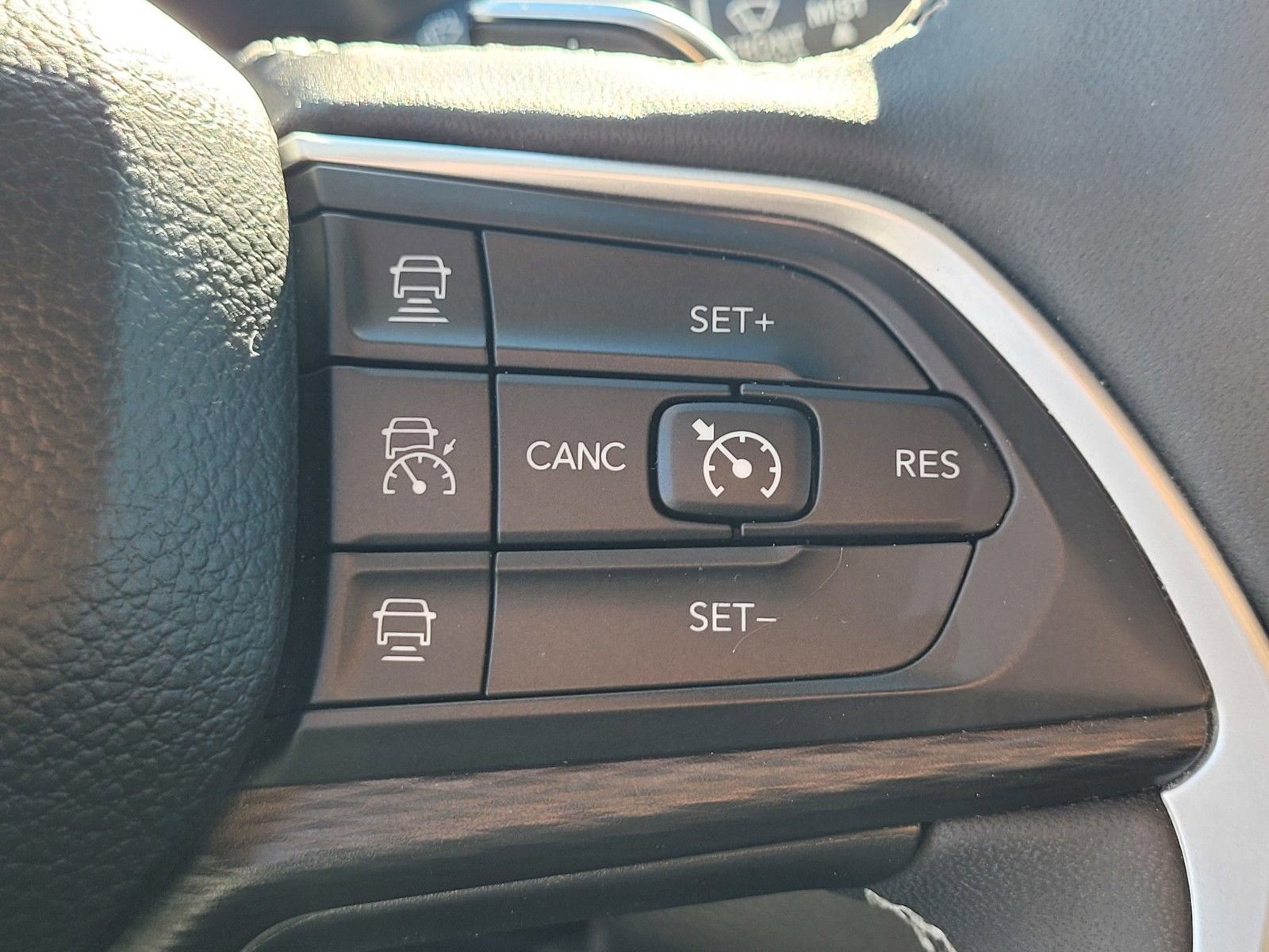 Used 2023 Jeep Grand Cherokee L Laredo image 25