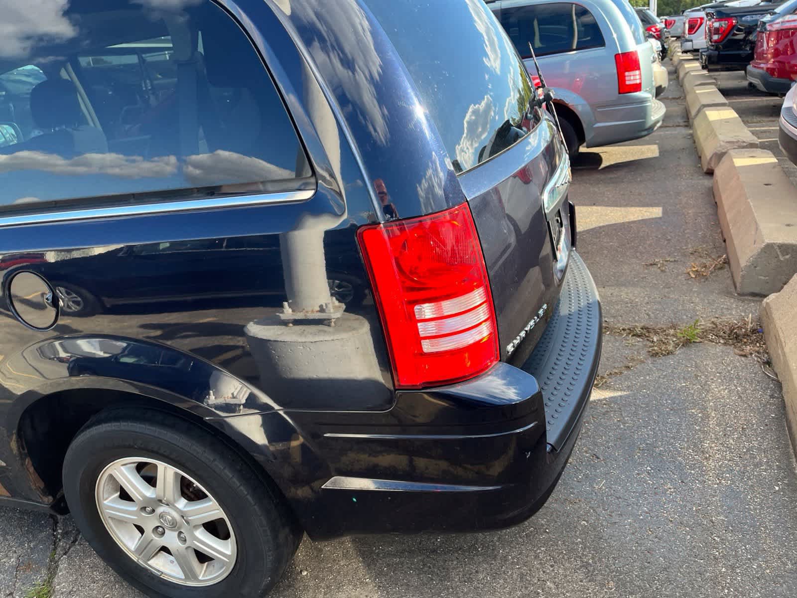 Used 2010 Chrysler Town & Country Touring w/ Entertainment Group #2 FWD image 9