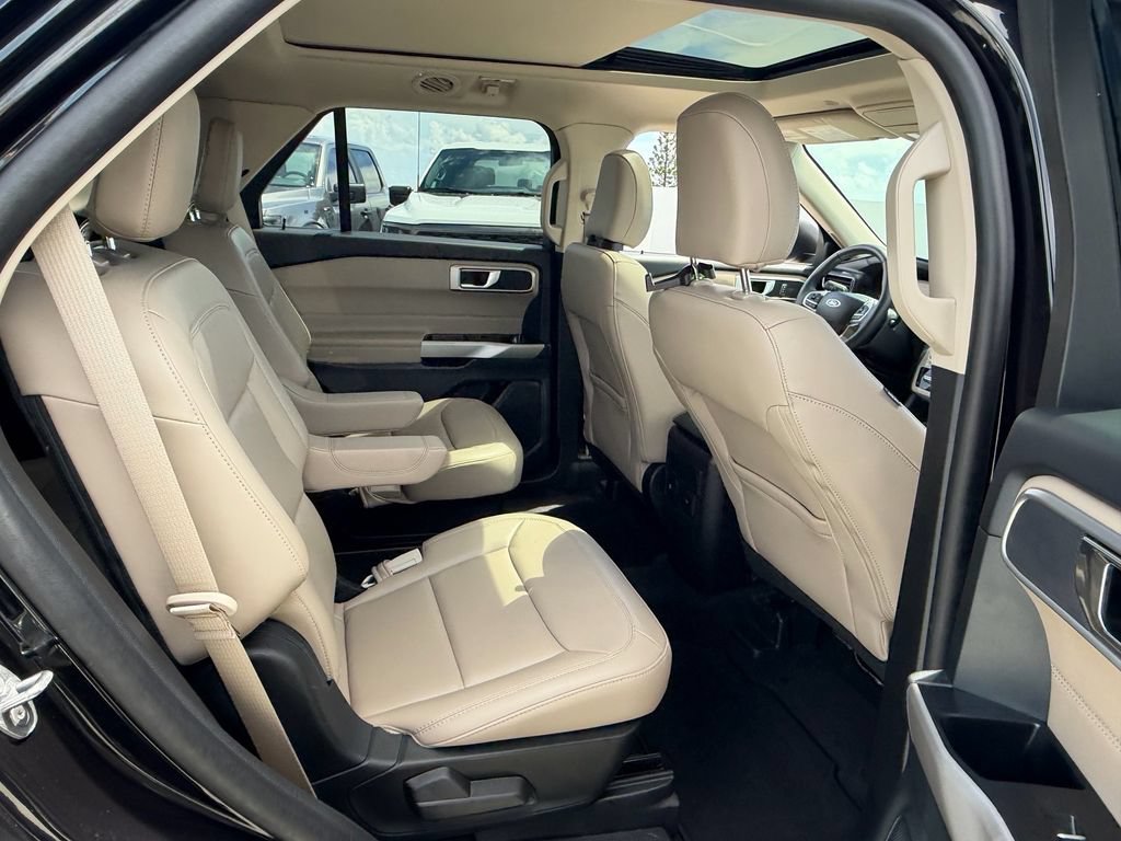 Used 2024 Ford Explorer XLT w/ Equipment Group 202A AWD/4WD image 18