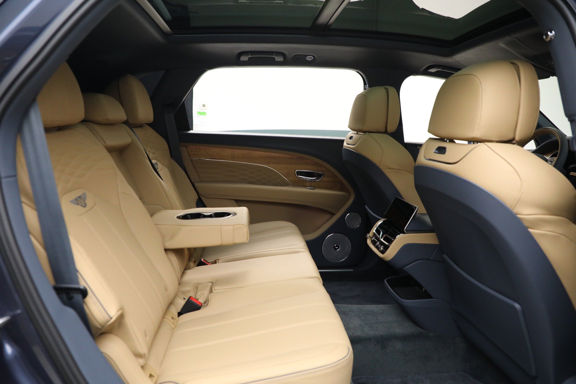 Certified 2025 Bentley Bentayga Extended Wheelbase AWD/4WD image 27