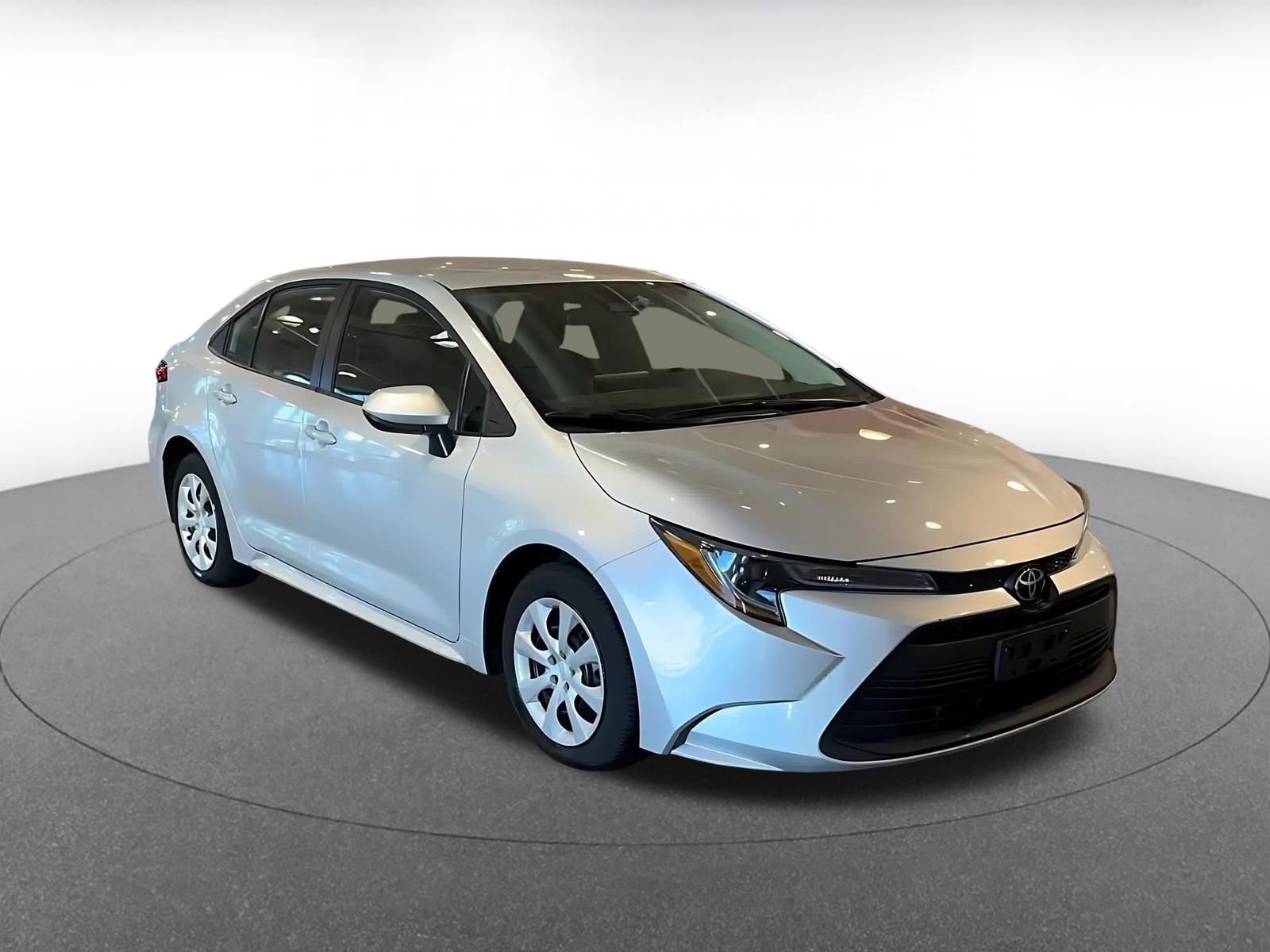 Used 2025 Toyota Corolla LE image 3