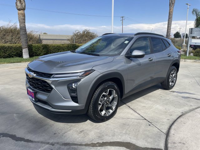 Used 2025 Chevrolet Trax LT FWD image 4