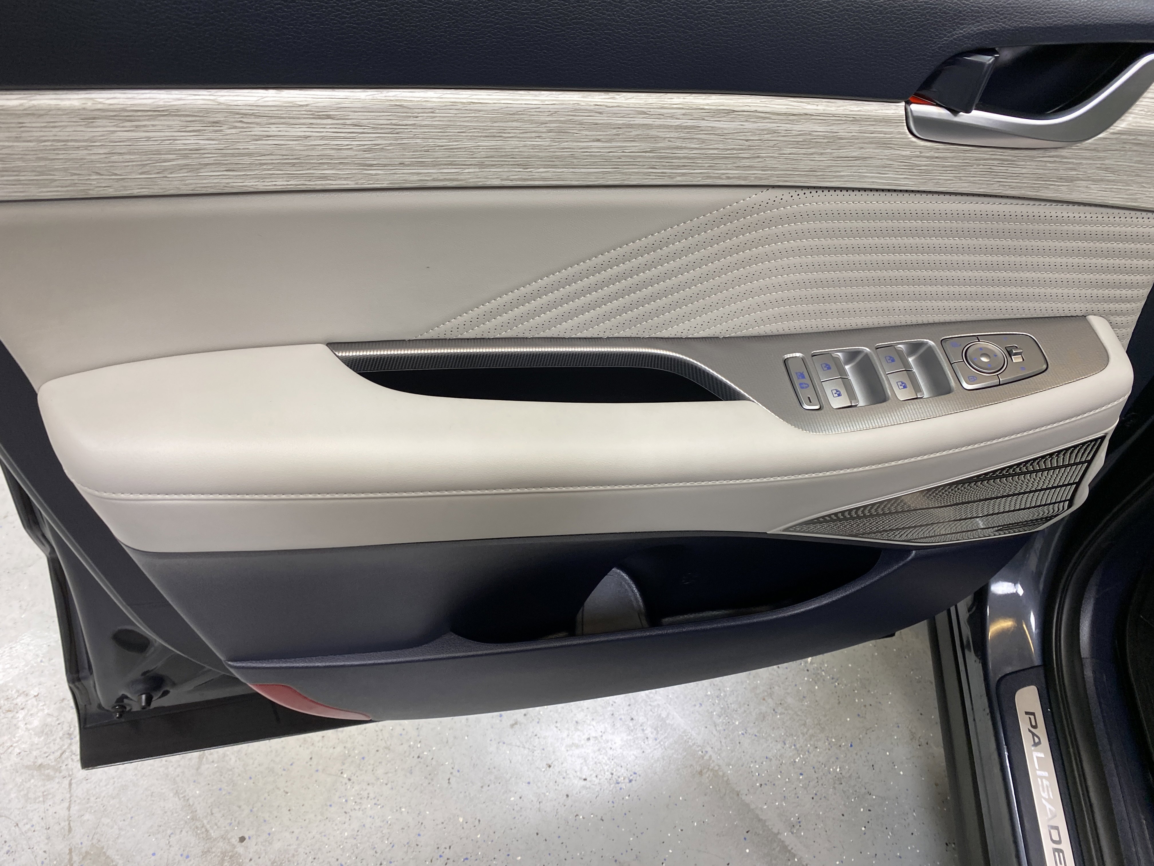 Used 2025 Hyundai Palisade Calligraphy image 21
