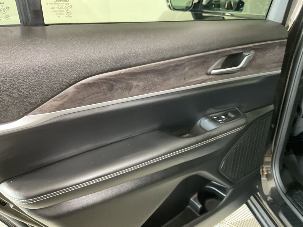 Used 2023 Jeep Grand Cherokee L Limited w/ Black Appearance Package AWD/4WD image 19