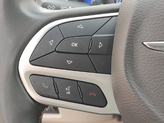 Used 2023 Chrysler Pacifica Touring-L FWD image 22