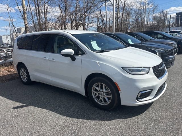 Used 2023 Chrysler Pacifica Touring-L image 5