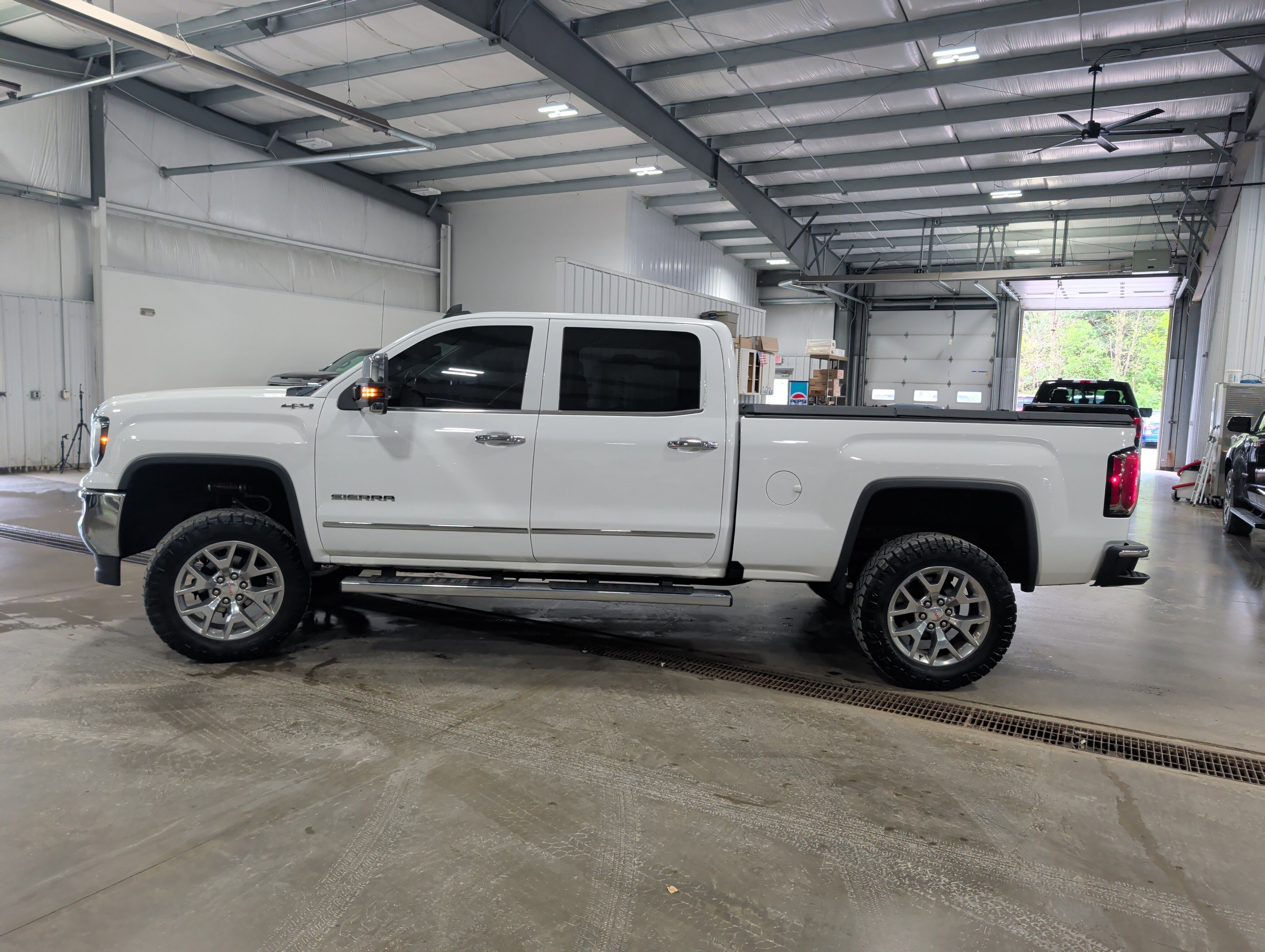 Used 2018 GMC Sierra 1500 SLT w/ SLT Premium Package AWD/4WD image 5