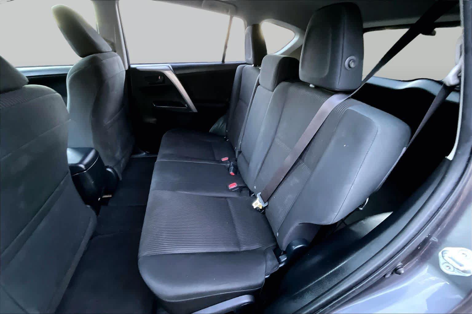 Used 2018 Toyota RAV4 LE w/ Carpet Mat Package AWD/4WD image 19