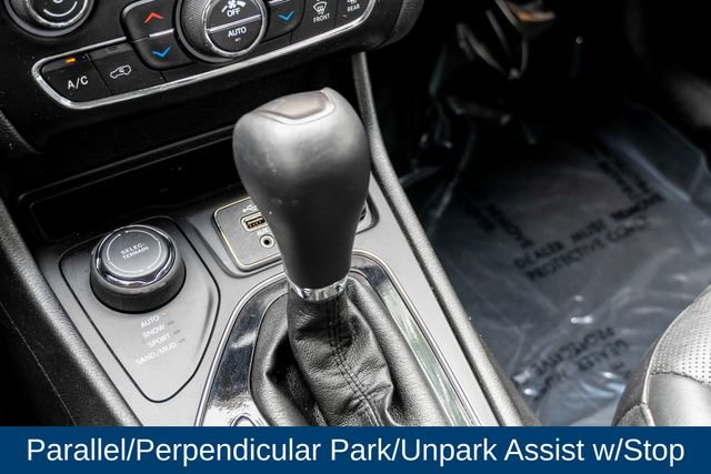 Used 2019 Jeep Cherokee Overland w/ Technology Group AWD/4WD image 43