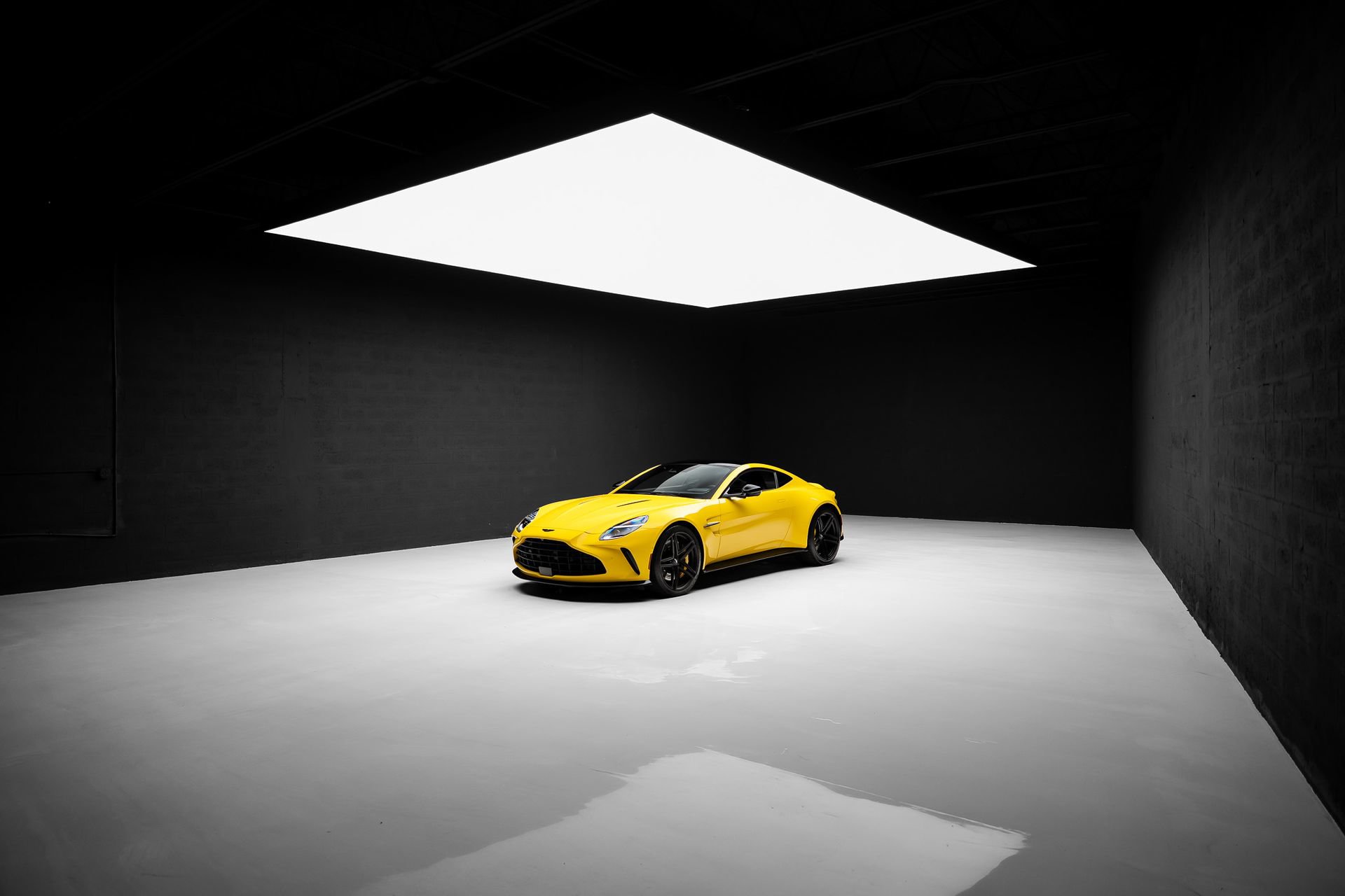 Used 2025 Aston Martin V8 Vantage Coupe RWD image 75