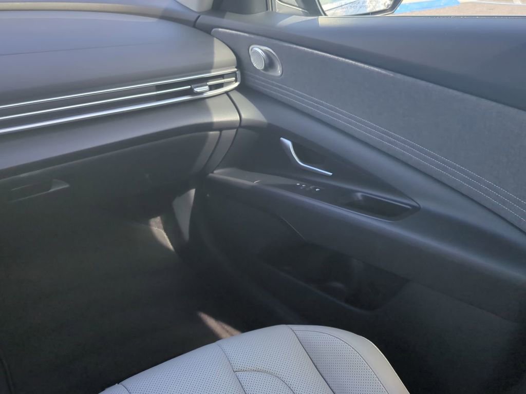 Certified 2024 Hyundai Elantra Limited FWD image 18