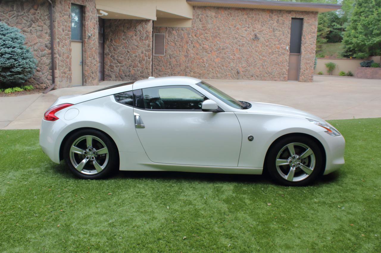 Used 2009 Nissan 370Z Touring RWD image 4