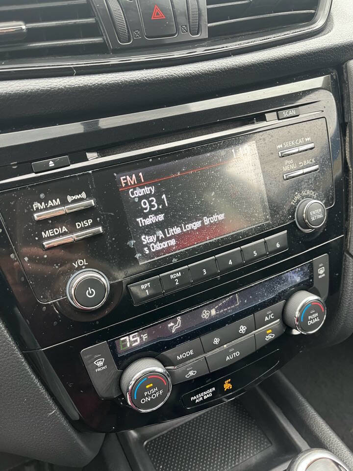 Used 2017 Nissan Rogue SV image 27