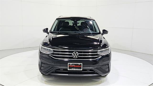 Used 2024 Volkswagen Tiguan SE FWD image 2