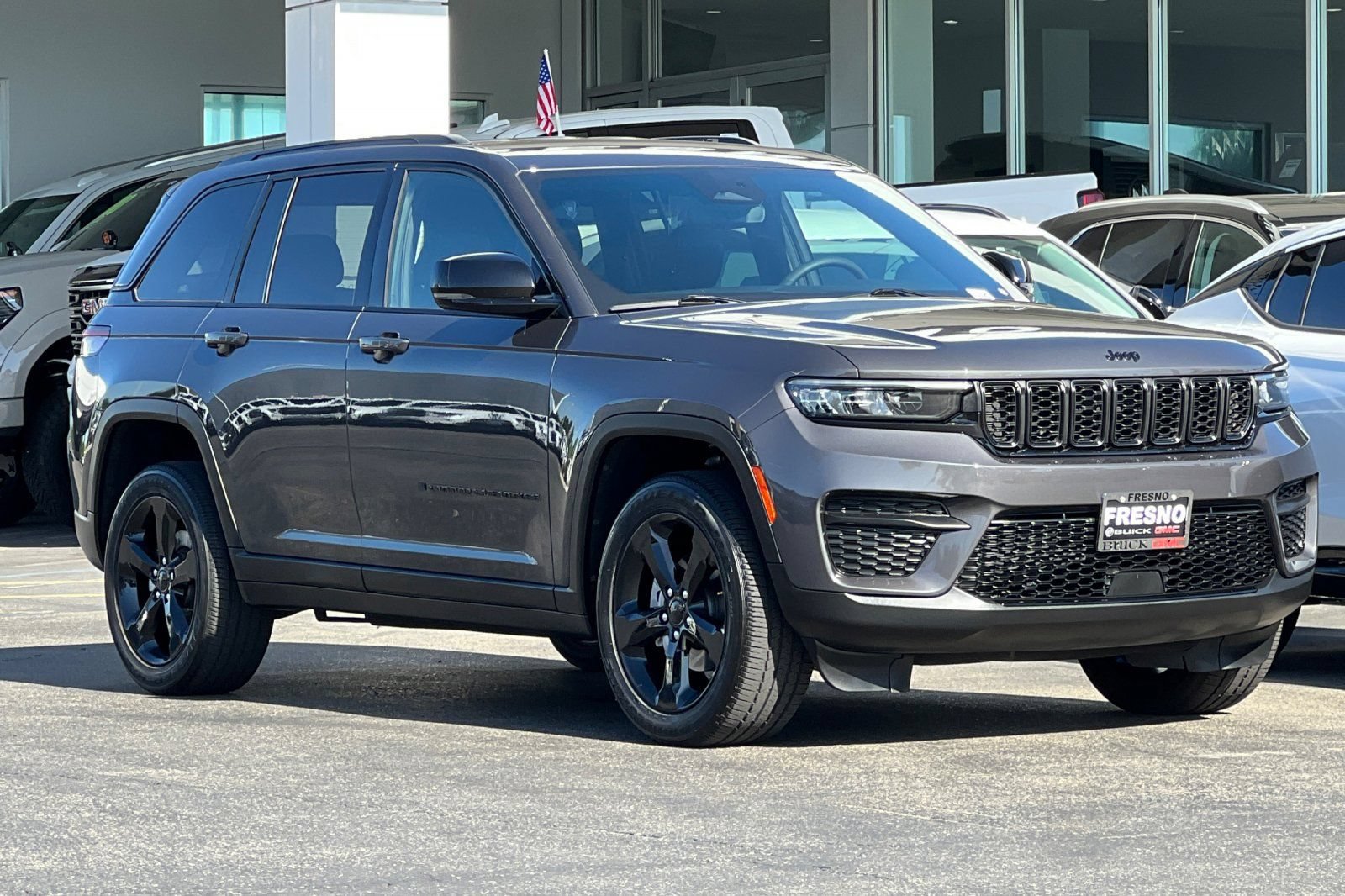 Used 2023 Jeep Grand Cherokee Altitude AWD/4WD image 2