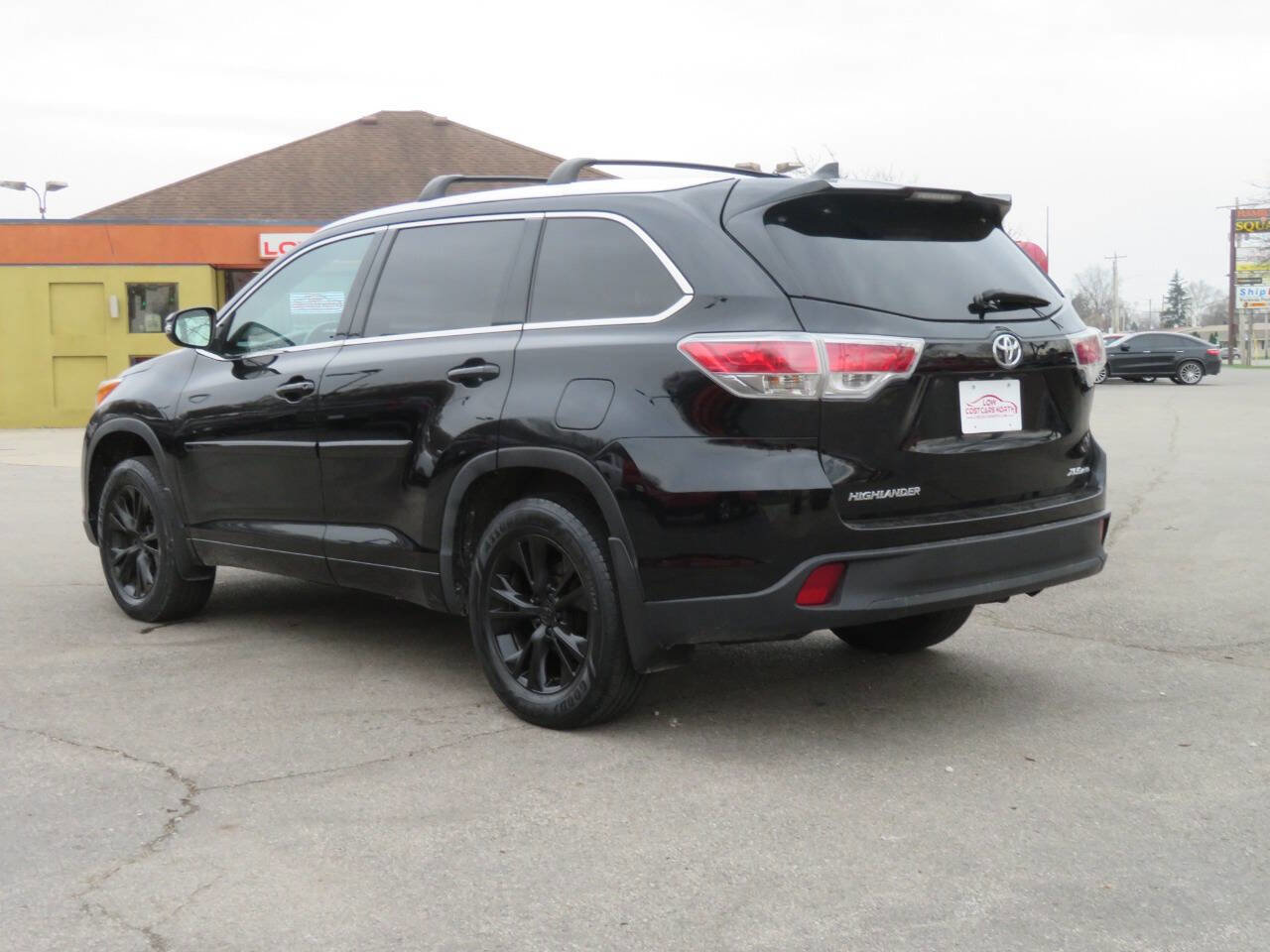 Used 2016 Toyota Highlander XLE image 3