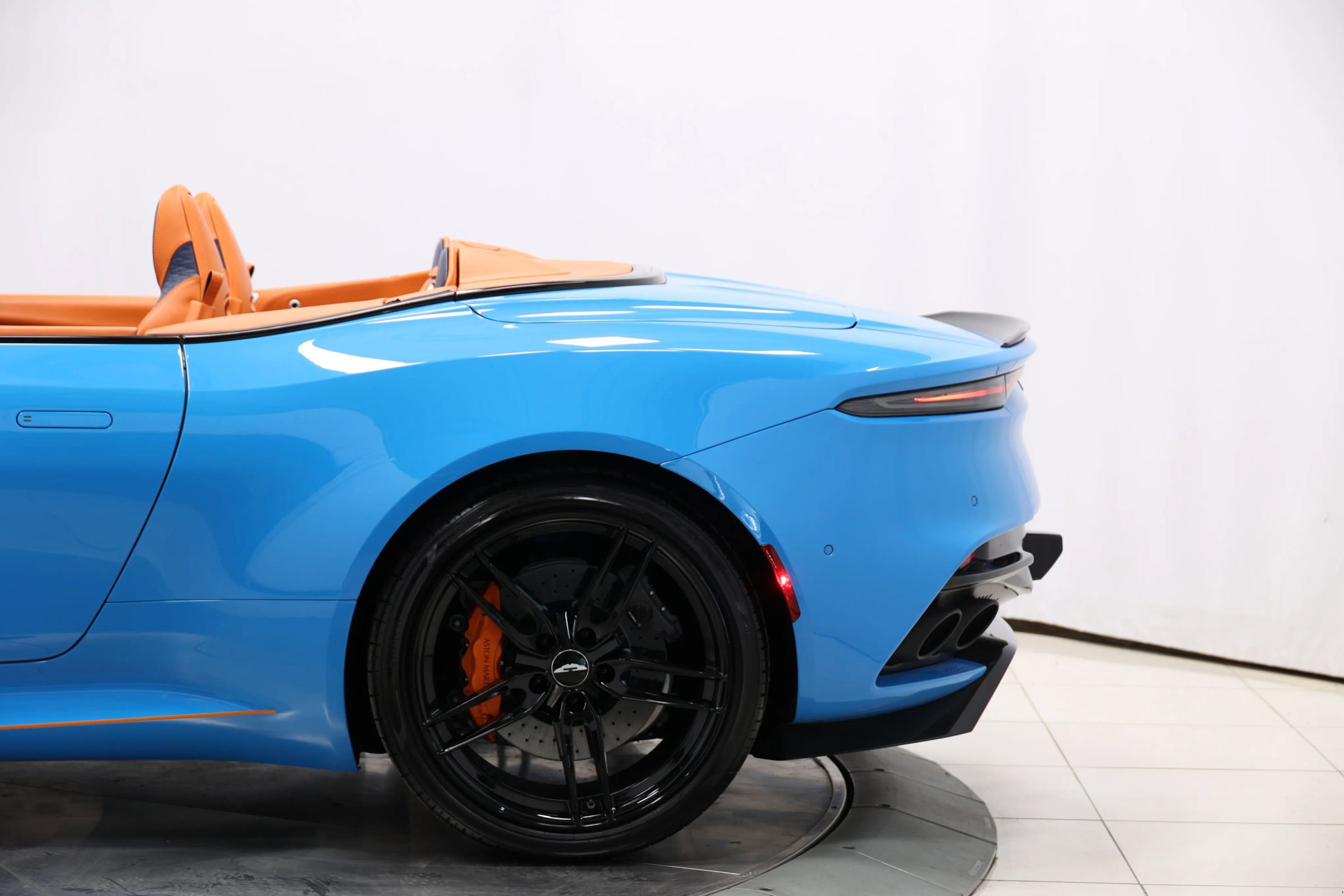 Used 2022 Aston Martin DBS Superleggera Volante RWD image 11