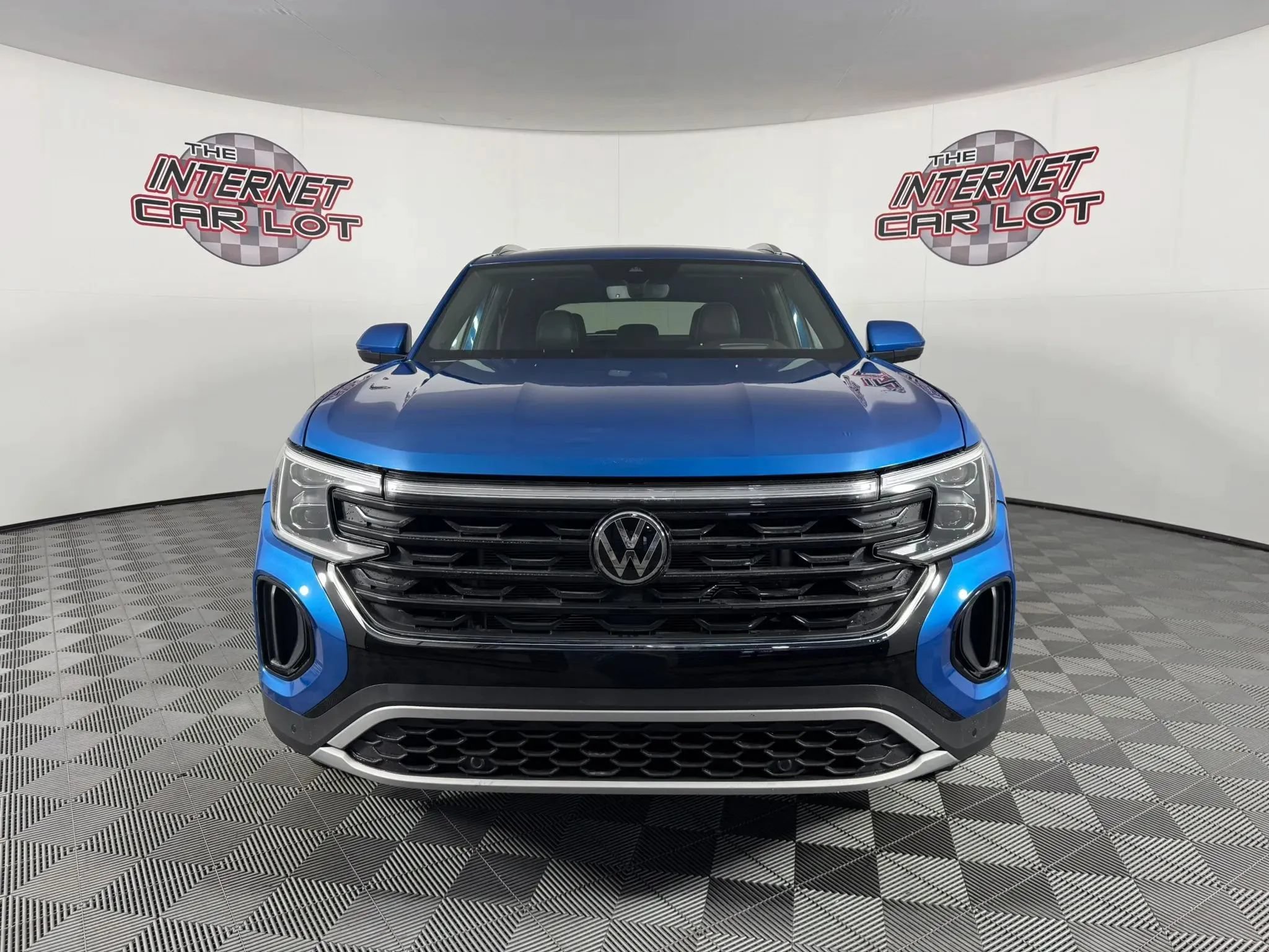 Used 2024 Volkswagen Atlas Cross Sport SEL AWD/4WD image 2