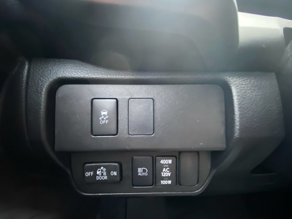Used 2023 Toyota Tacoma TRD Off-Road w/ Technology Package AWD/4WD image 17