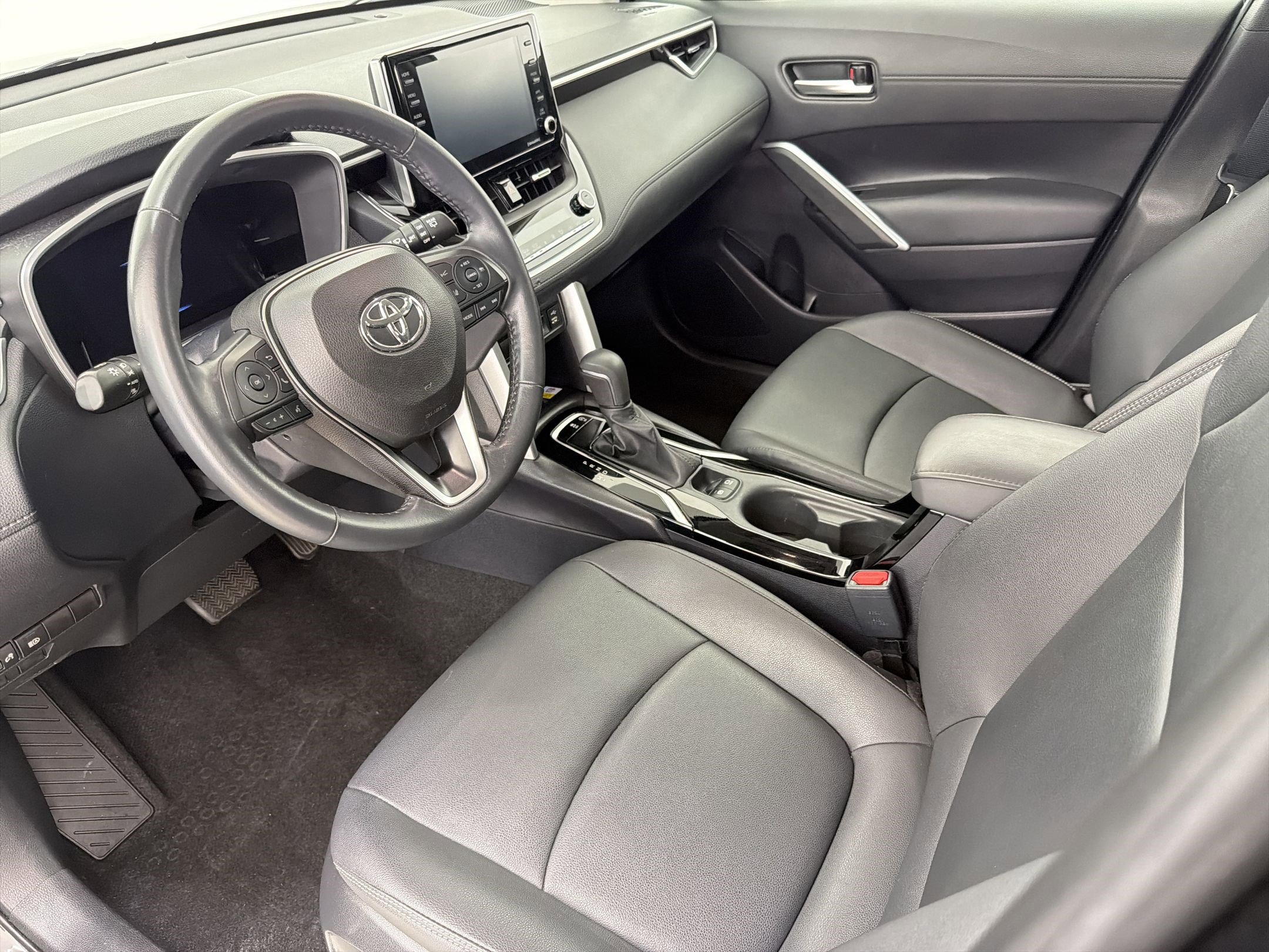 Used 2022 Toyota Corolla Cross XLE FWD image 4