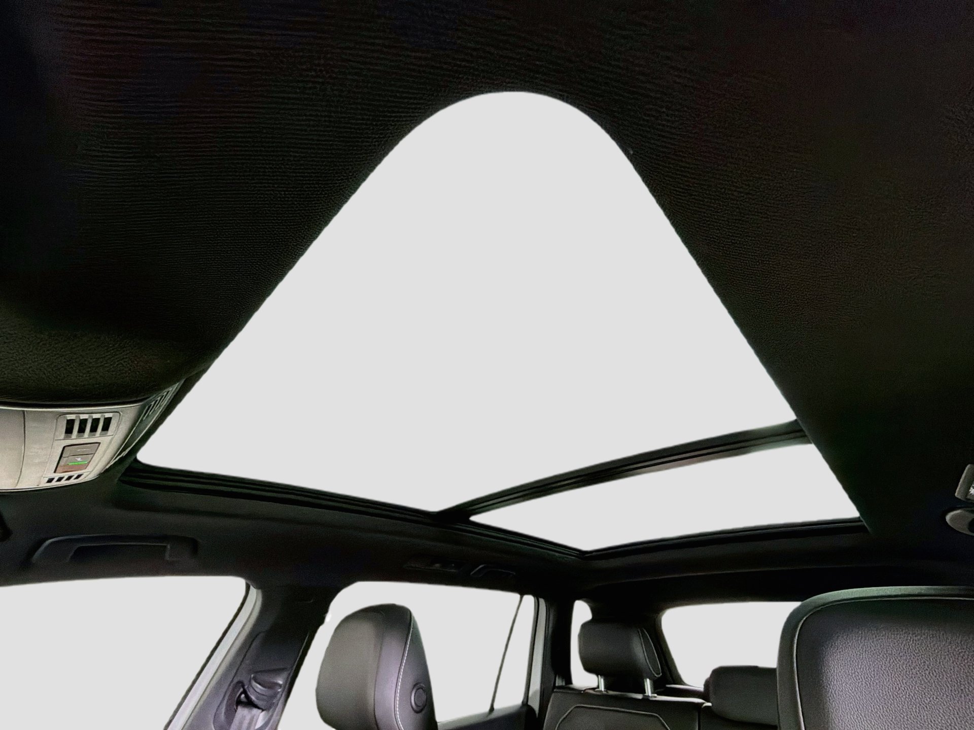 Certified 2023 Volkswagen Tiguan SE R-Line FWD image 19