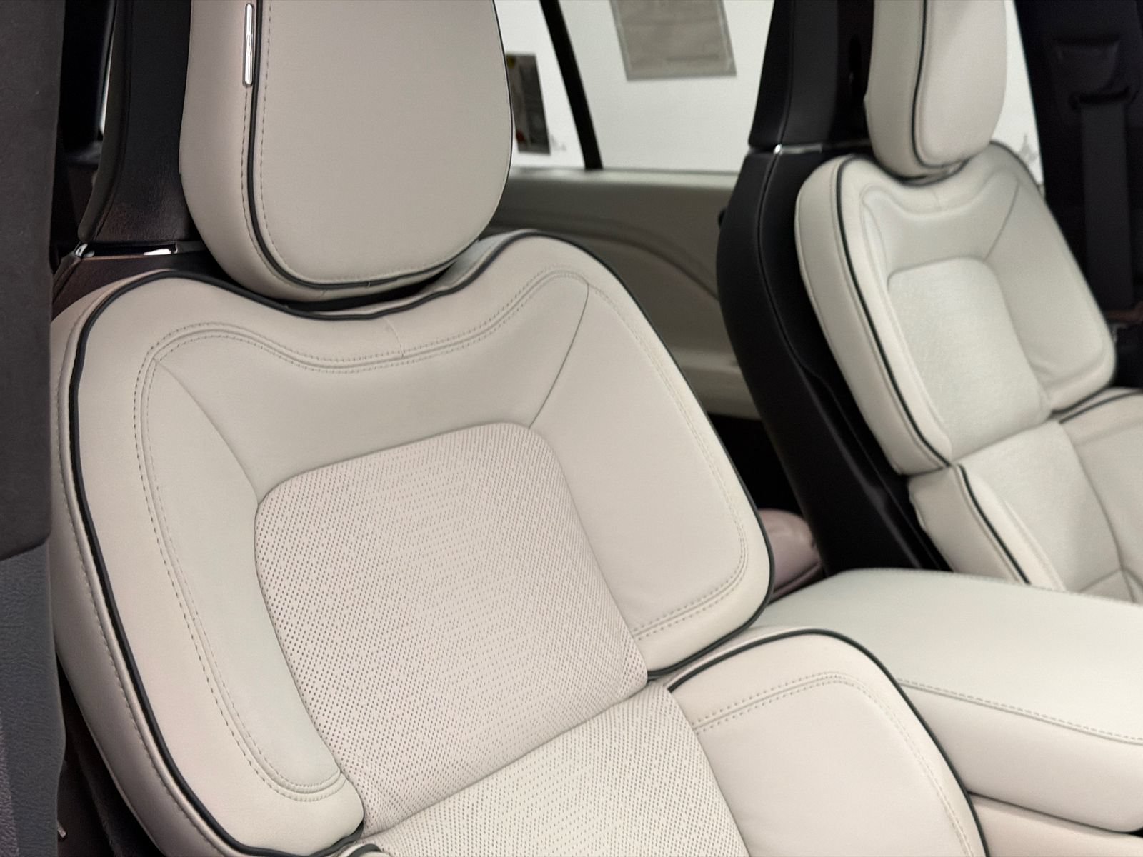 New 2026 Lincoln Aviator Black Label w/ Dynamic Handling Package AWD/4WD image 12