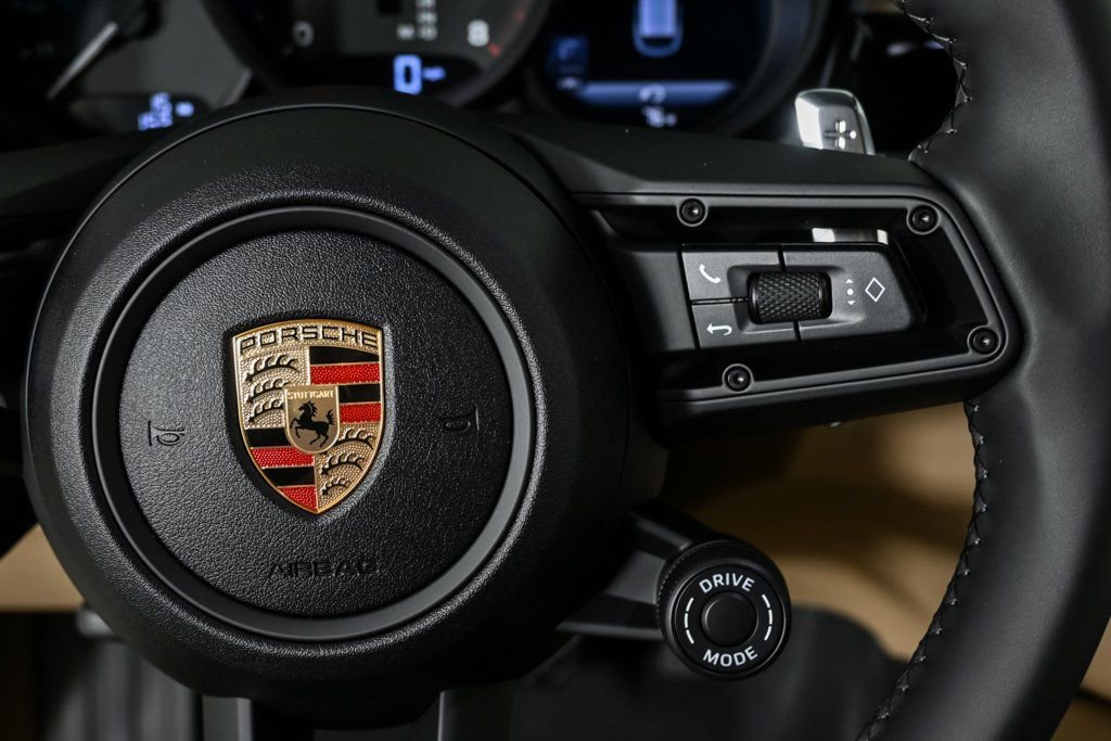 Certified 2025 Porsche Macan image 11