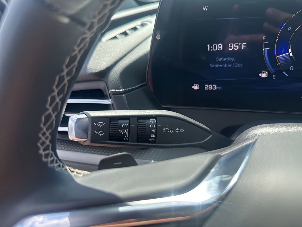 Used 2025 Chevrolet Traverse LT image 33