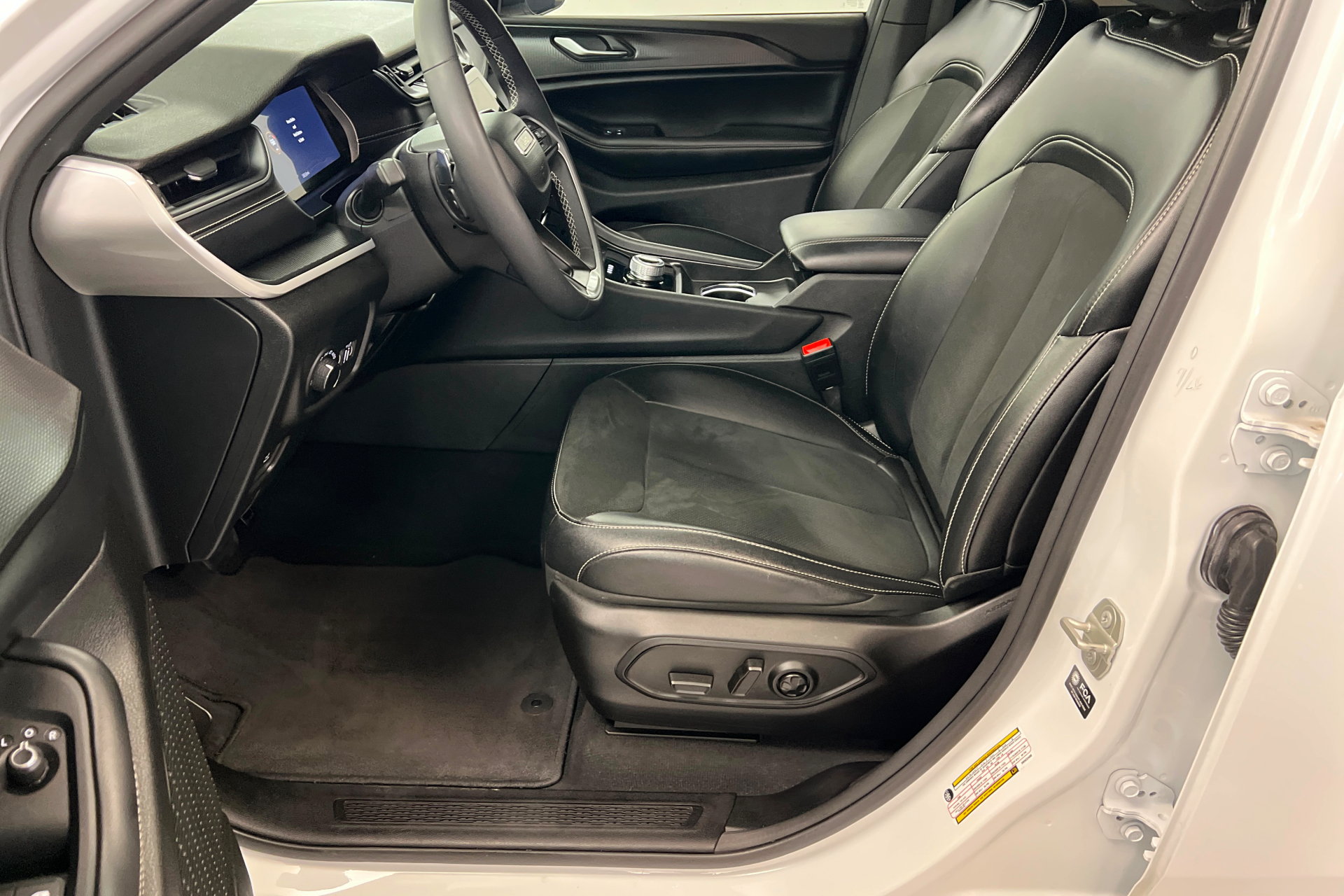 Certified 2024 Jeep Grand Cherokee L Laredo AWD/4WD image 17