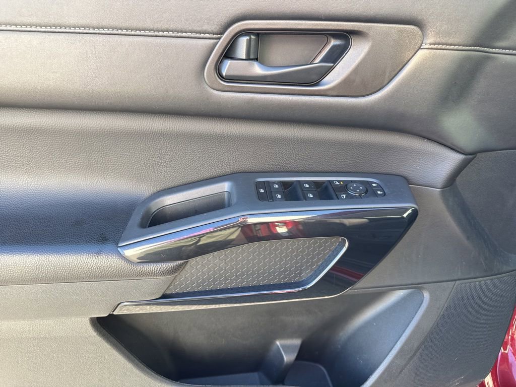 Used 2024 Nissan Pathfinder SV image 18