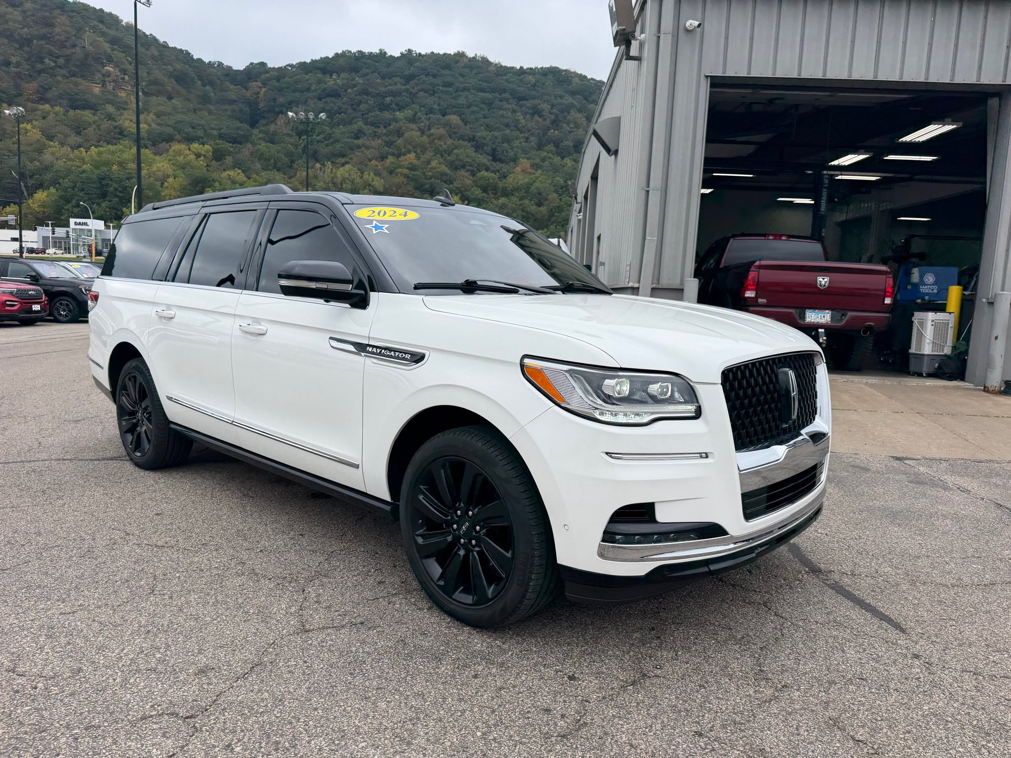 Used 2024 Lincoln Navigator L Black Label AWD/4WD image 3
