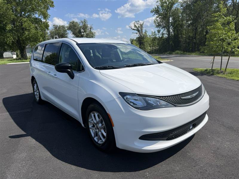 Used 2024 Chrysler Voyager LX FWD image 3