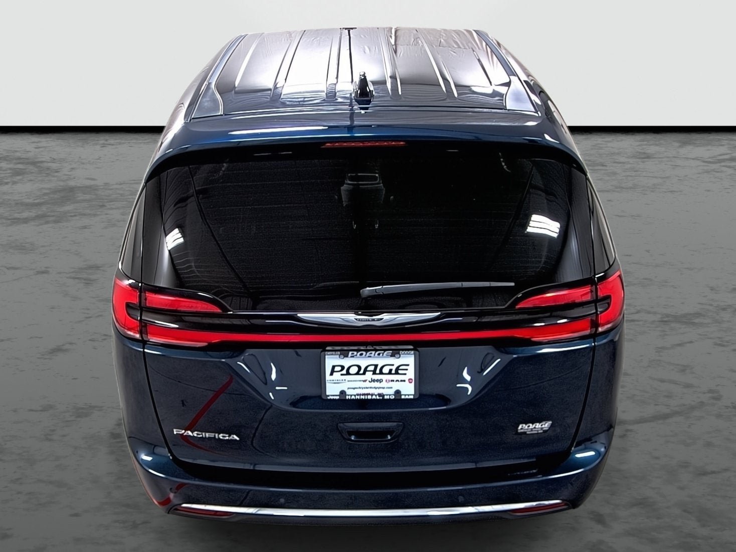 Used 2024 Chrysler Pacifica Touring-L FWD image 3