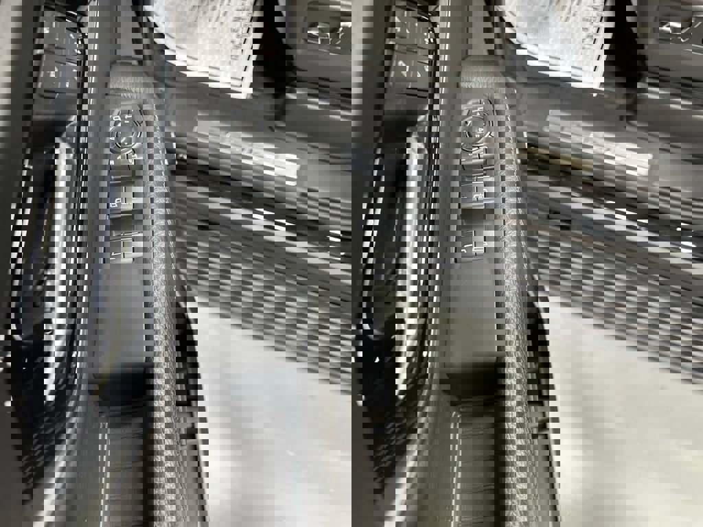 Used 2025 GMC Yukon XL Denali w/ Sun & Power Step Package image 9