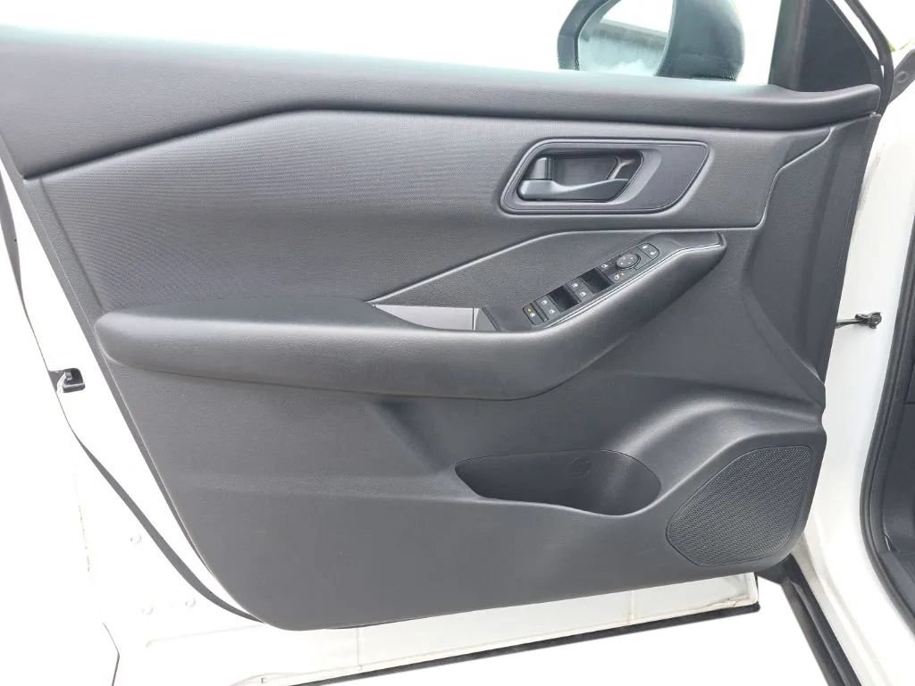 Used 2024 Nissan Rogue S FWD image 11