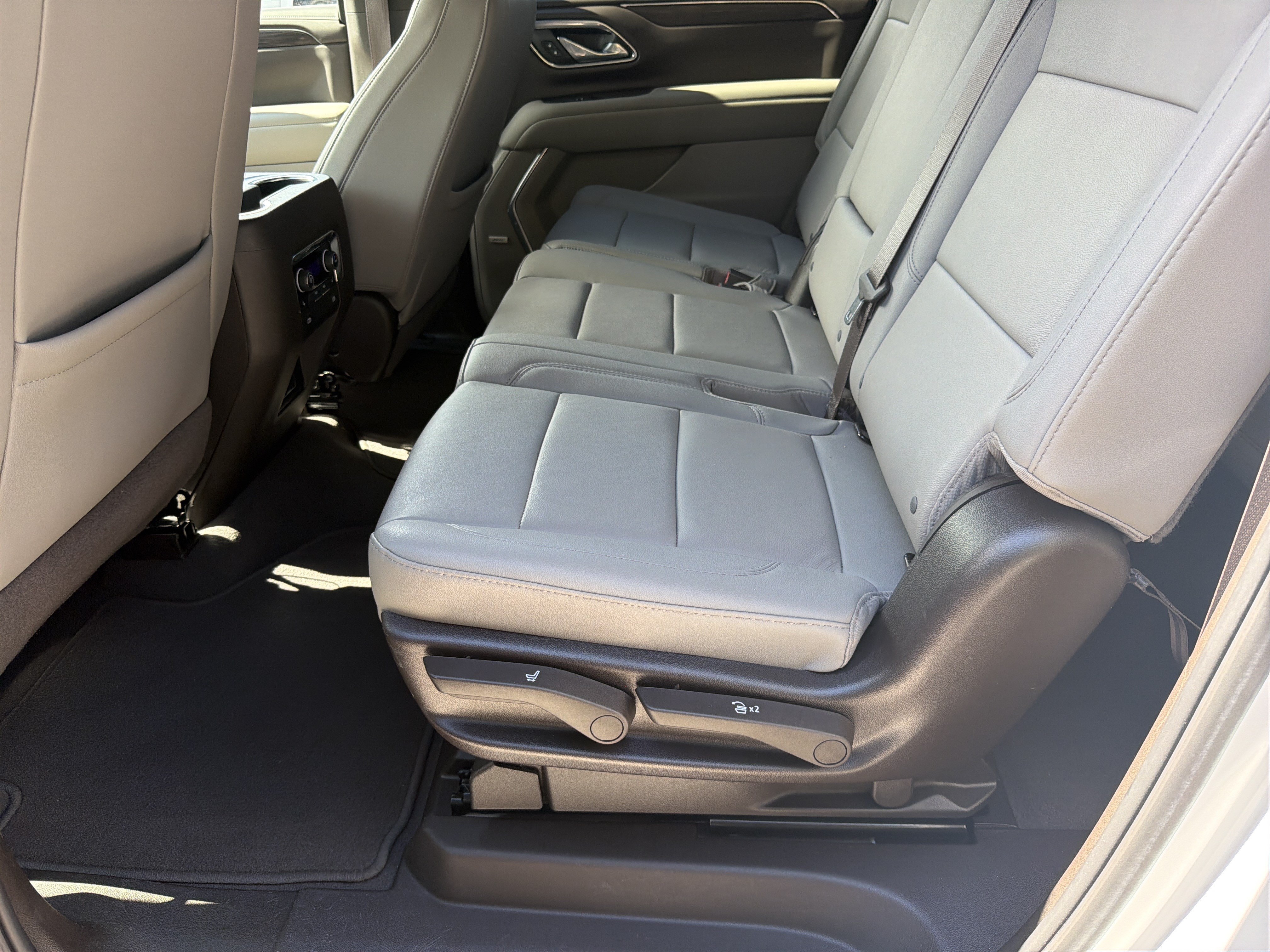 Used 2024 Chevrolet Suburban LT w/ Luxury Package AWD/4WD image 21