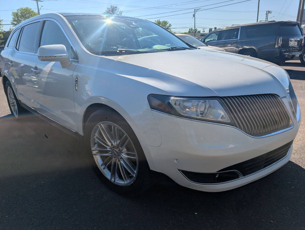 Used 2013 Lincoln MKT AWD image 2