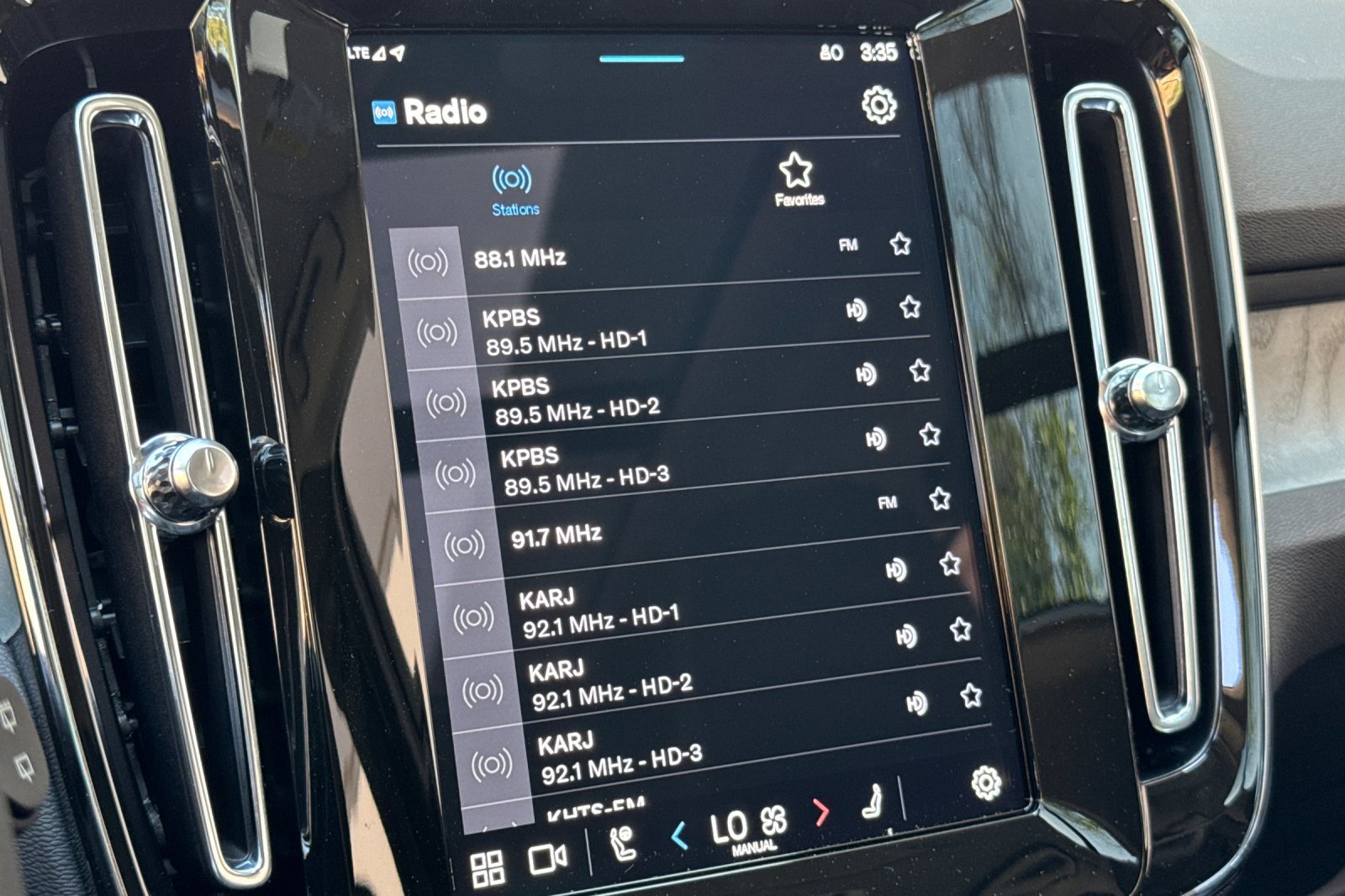 New 2025 Volvo XC40 B5 Core w/ Protection Package Premier image 16