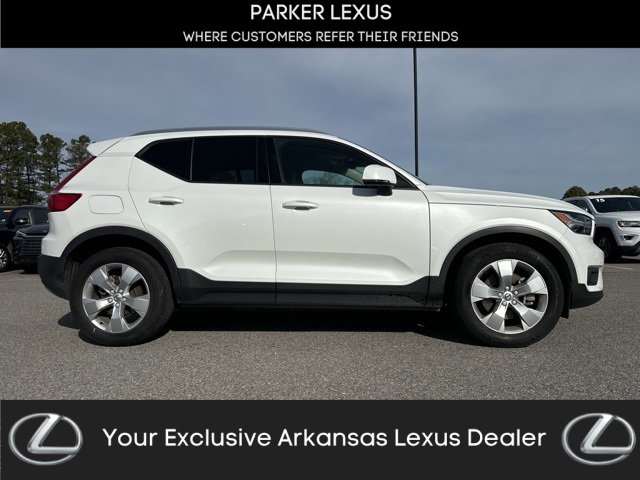 Used 2021 Volvo XC40 T5 Momentum w/ Premium Package image 1
