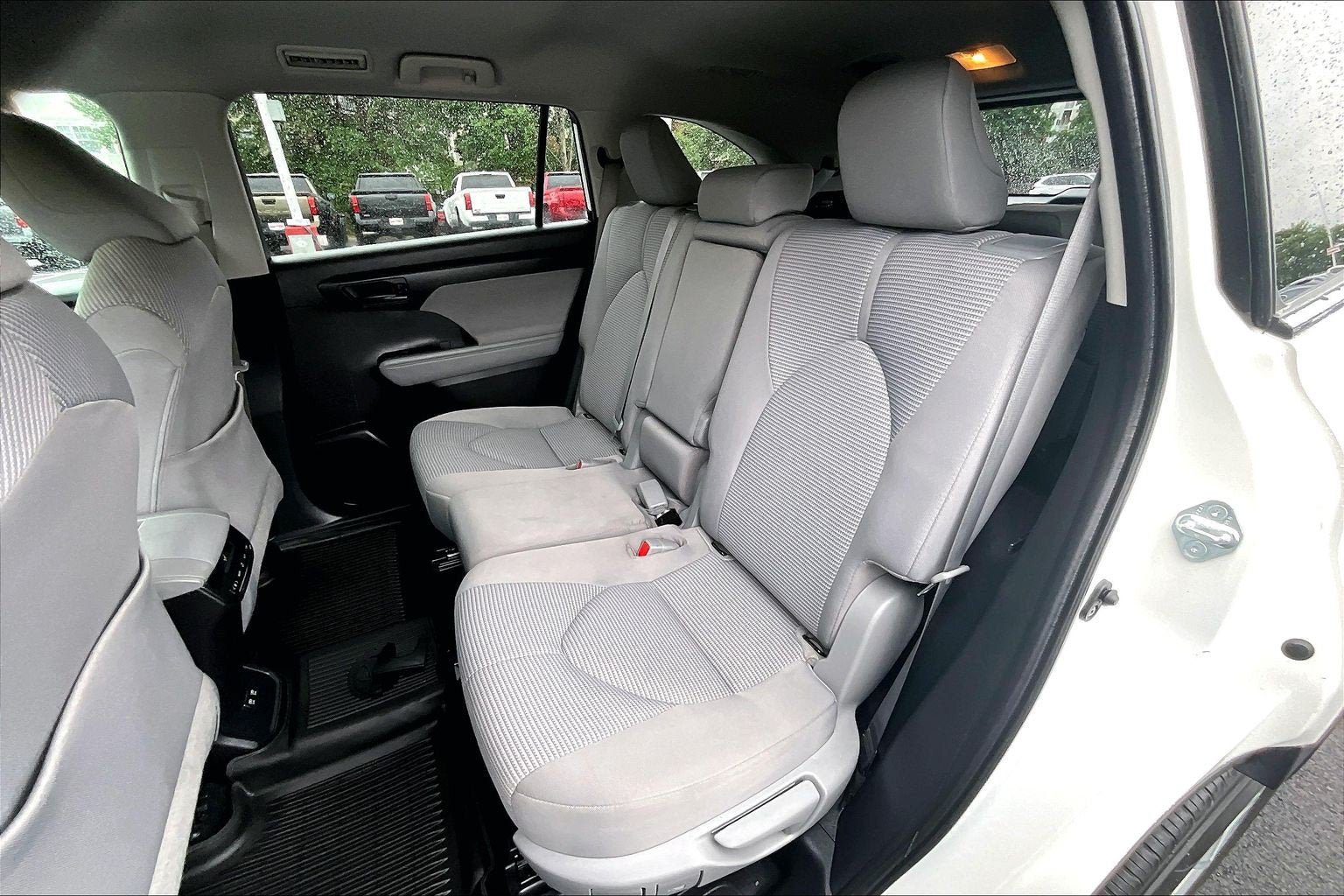 Used 2021 Toyota Highlander LE AWD/4WD image 24